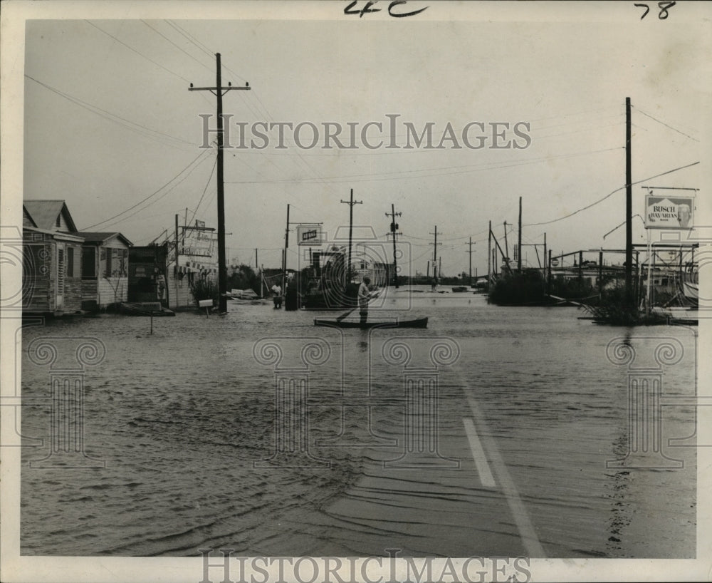 1965 Press Photo Tropical Storm Debbie- Flooding on highway. - Historic Images