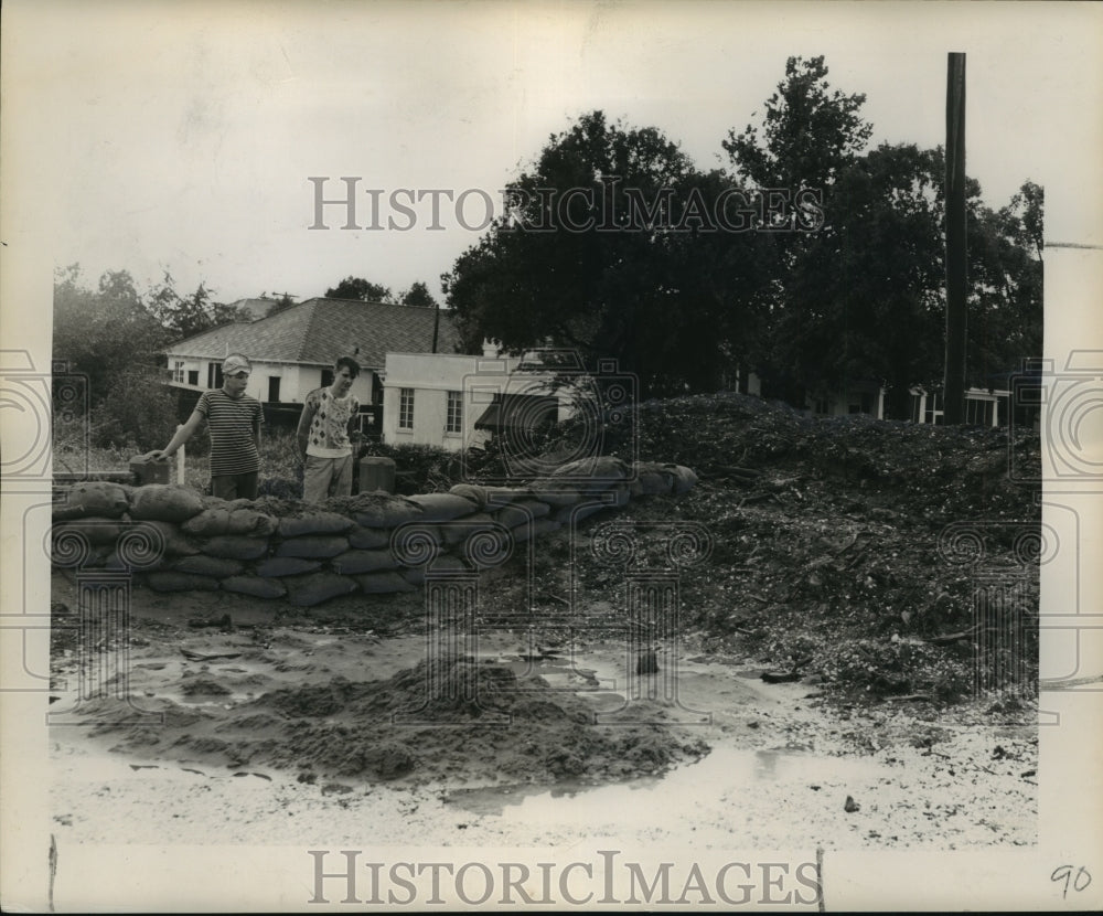 1950 Levee Board work crew places sandbags at New Basin Canal. - Historic Images
