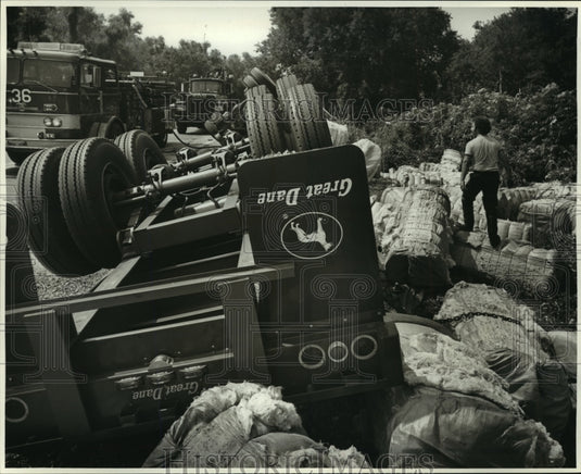 1984 Press Photo Accidents - Scene of overturned cotton truck near Chef Menteur. - Historic Images