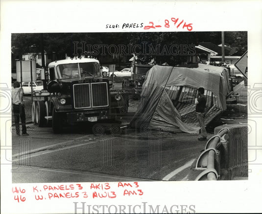 1984 Press Photo Accidents - An overturned 18-wheeler on Causeway Boulevard. - Historic Images