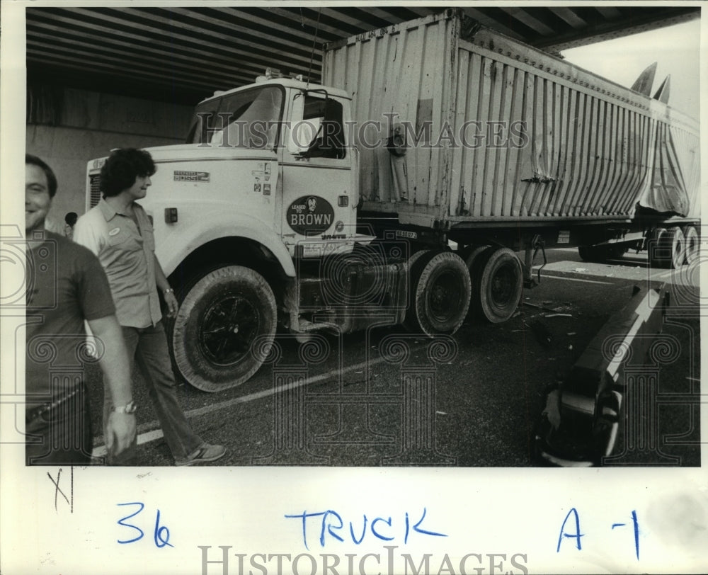 1985 Press Photo Accidents - Scene of Southeastern Motor Freight truck accident. - Historic Images