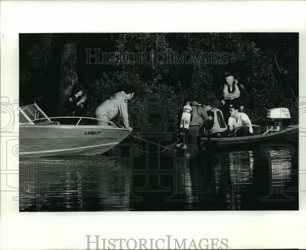 1983 Press Photo Accidents-Divers at scene of accident - Historic Images