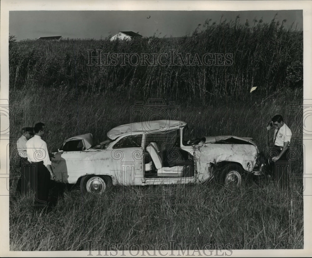 1961 Accidents-Investigators check car involved in fatality. - Historic Images