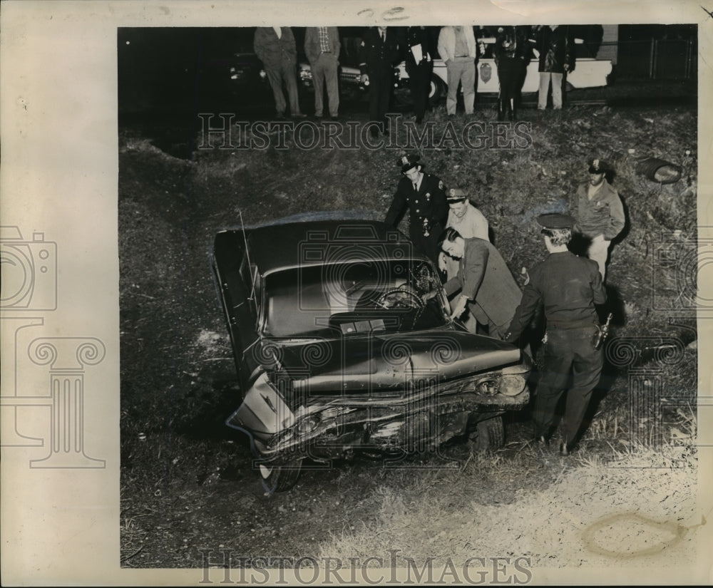 1962 Press Photo Accidents- Police examine car in which Albert I Rouzan died. - Historic Images