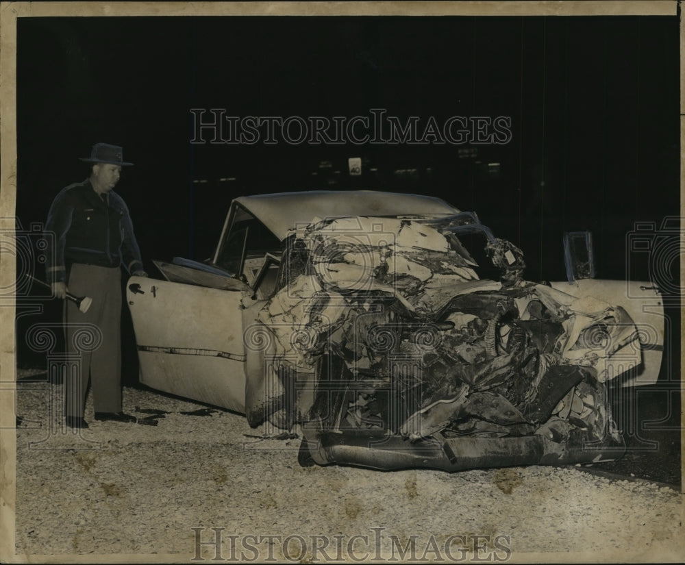 1961 Press Photo Accidents-Front end of car demolished when it rammed truck. - Historic Images