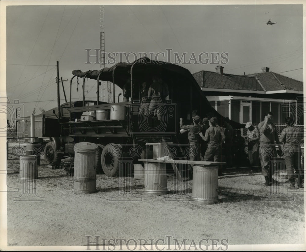 1965 Press Photo Hurricane Betsy- National Guard sets up camp.-Historic Images