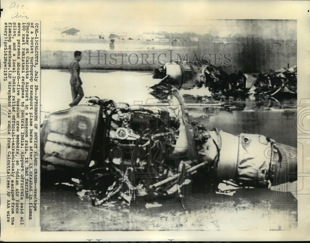 1971 Press Photo Wreckage of a Soviet turboprop transport plane burns - Historic Images