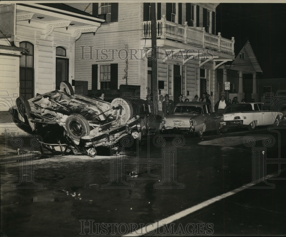 1960 Press Photo Accidents - Bystanders look at overturned vehicle wreck. - Historic Images