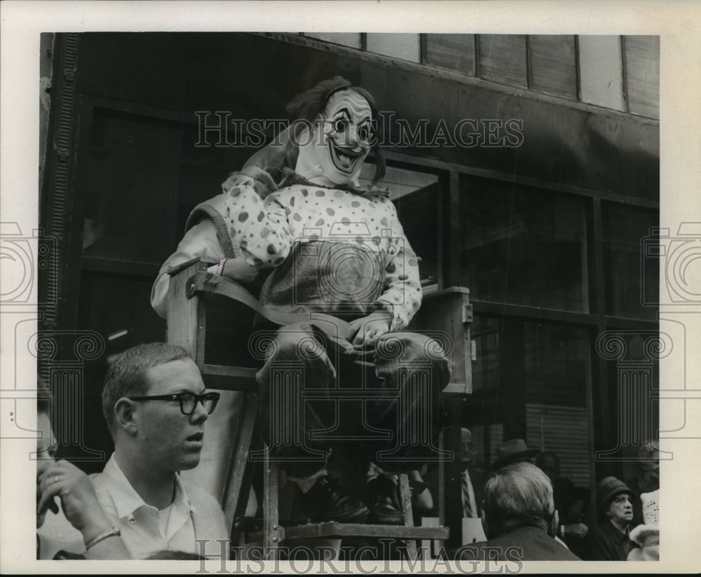 1965 Press Photo New Orleans Mardi Gras- Strange Clown in chair Masker - Historic Images