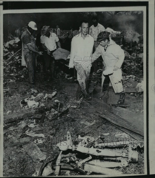 1968 Press Photo Rescue workers carry body from airliner wreckage-Historic Images