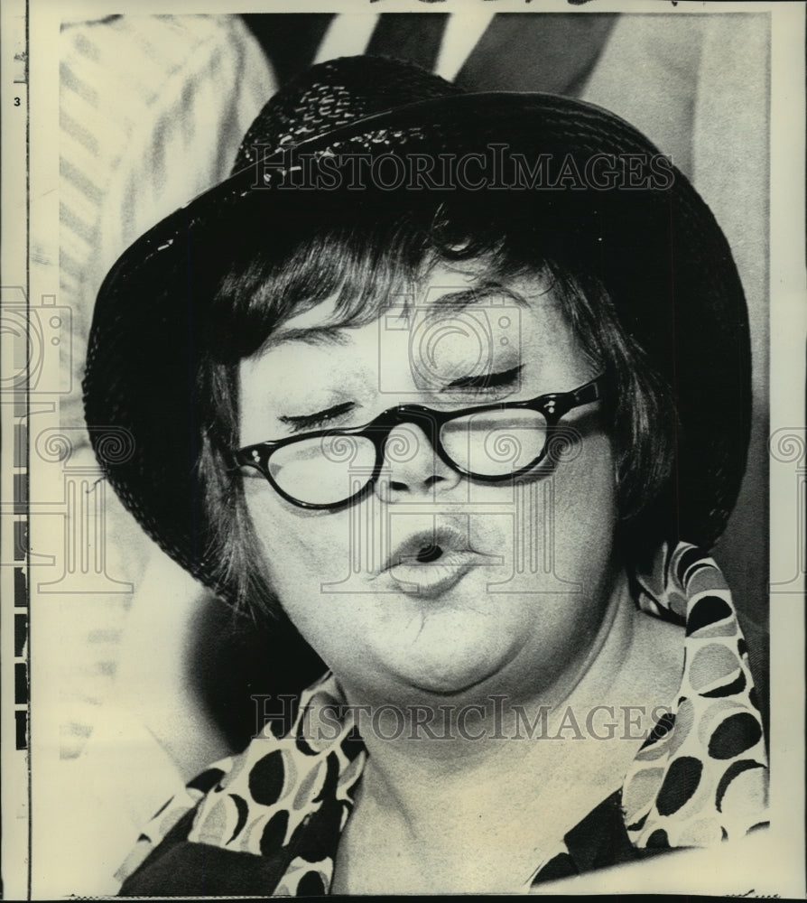 1971 Press Photo Representative Bella Azbug announces one of her campaigns - Historic Images