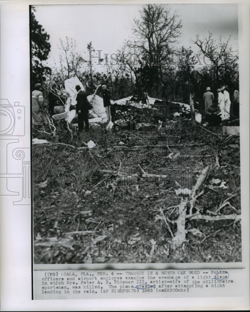 1963 Press Photo Police and airport employees examine light plane wreckage- Historic Images