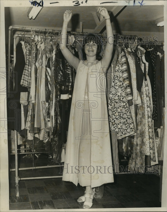 1971 Press Photo Bargains-Sue Robin Abadie tries on $5 pink silk crepe formal - Historic Images