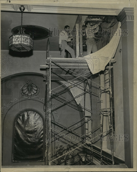 1961 Press Photo Workmen repair plaster on the St. Louis Cathedral ceiling - Historic Images