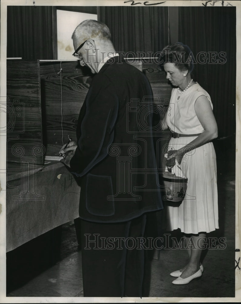 1962 Press Photo F. Winter Trapolin and Mrs. Rudoph Weinman mark absentee votes.-Historic Images