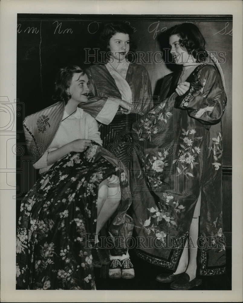 1946 New Orleans Mardi Gras Carnival Working on costumes - Historic Images