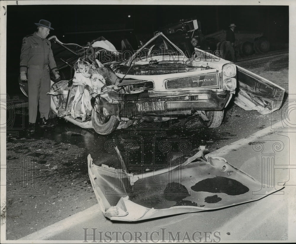 1967 Accidents - Scene of auto accident on Airline Hwy. near Laplace - Historic Images