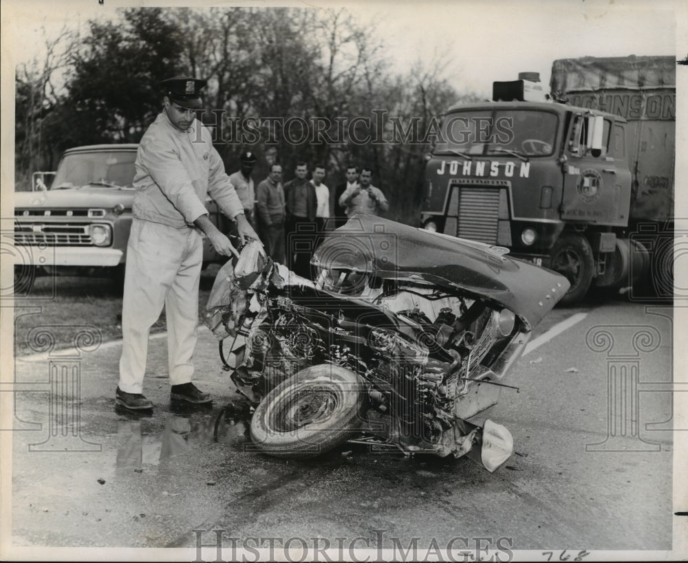 1968 Accidents - Ptn. C. Villavaso points out impact of car wreck. - Historic Images