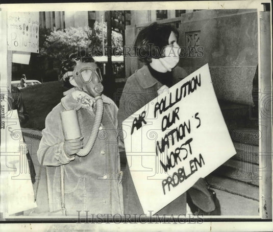 1969 Press Photo two women protest environmental air pollution in St. Louis - Historic Images