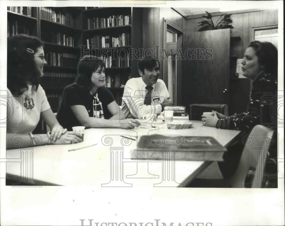 1972 Press Photo Adult Education Center- faculty meet with Mrs. Alice Geoffray - Historic Images