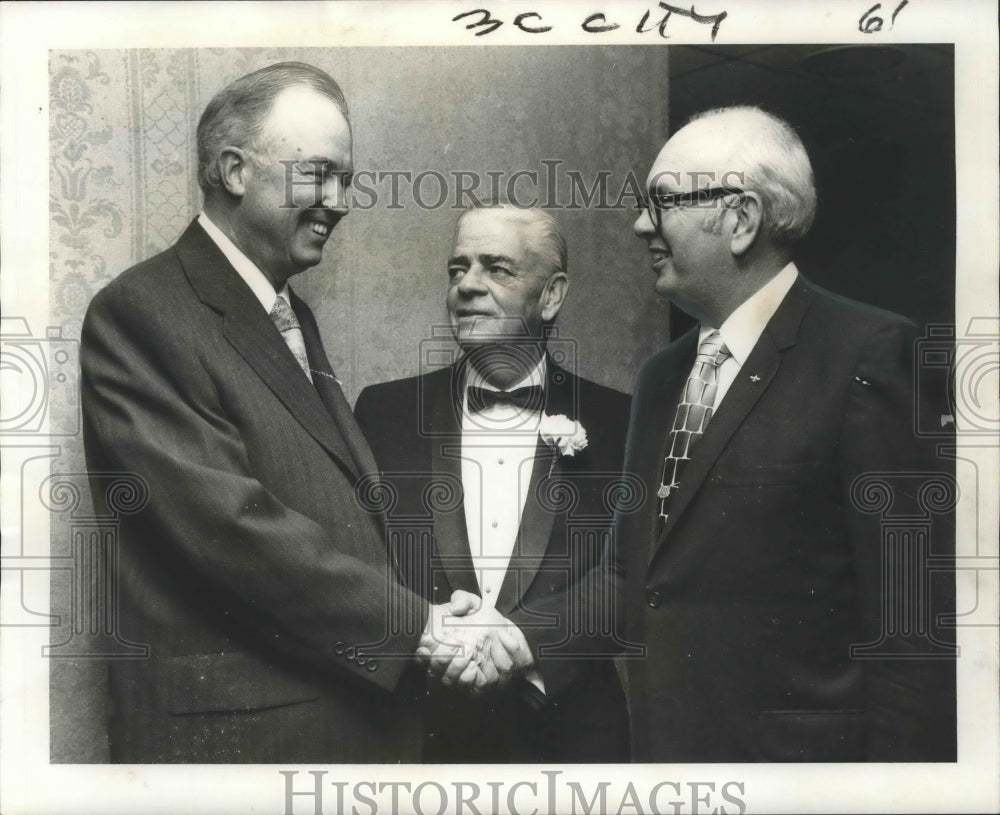 1971 Press Photo Judge Robert Ainsworth &amp; Bob Rivet Honor J.P. Babington - Historic Images