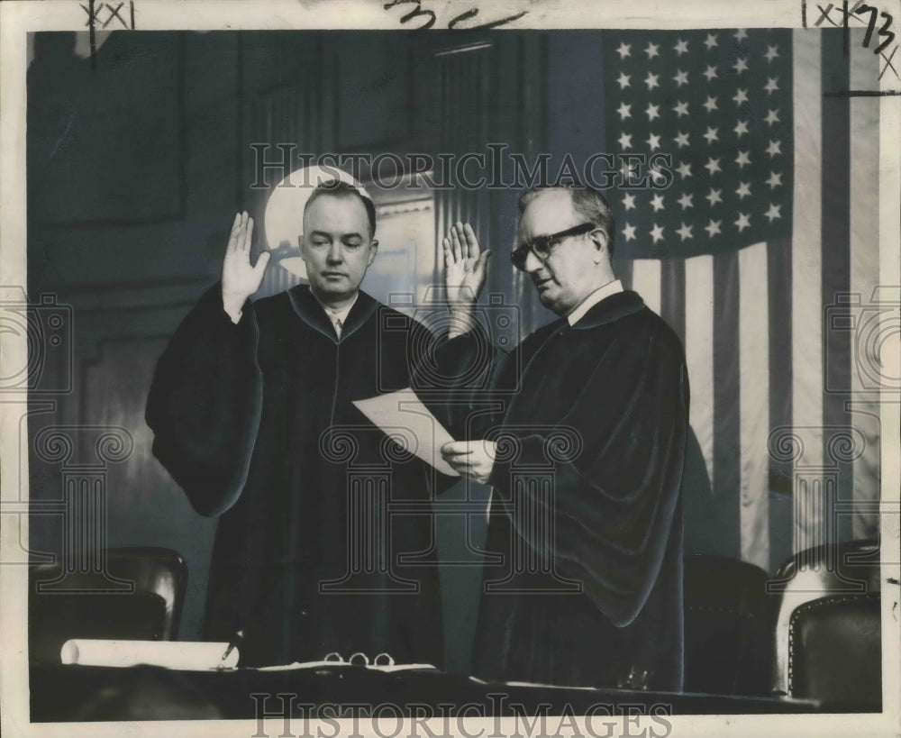 1961 Press Photo Robert A. Ainsworth gives oath to Judge Herbert W. Christenbery - Historic Images