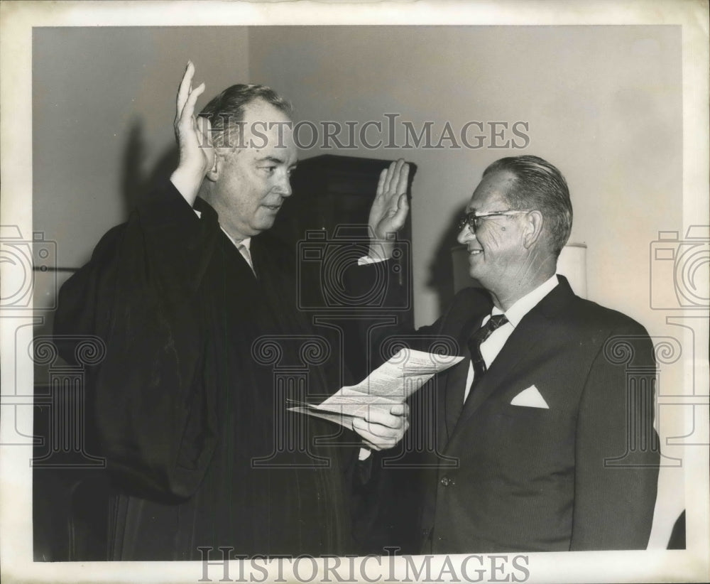 1969 Press Photo Judge Robert A Ainsworth and Charles M Paschal swearing - Historic Images