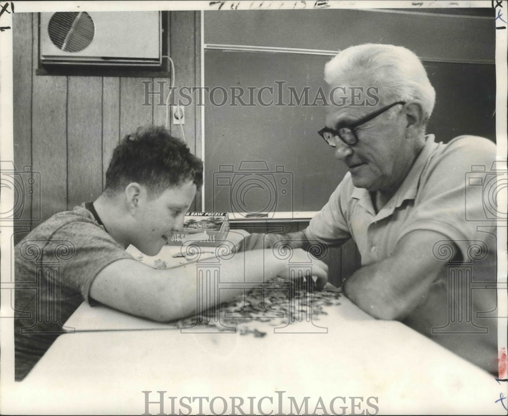 1973 Press Photo Senior citizen works on a puzzle at a nursing home - noa08808 - Historic Images