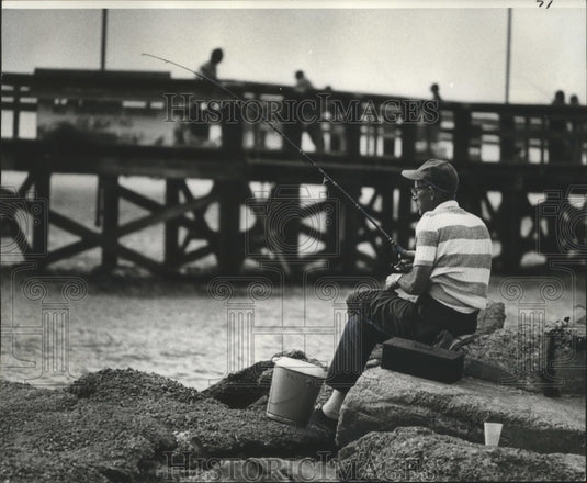 1976 Press Photo Aged - An elderly man fishes on the bank. - noa08812 - Historic Images