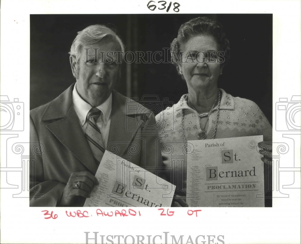 1986 Aged - Two elderly people with St. Bernard Parish awards. - Historic Images