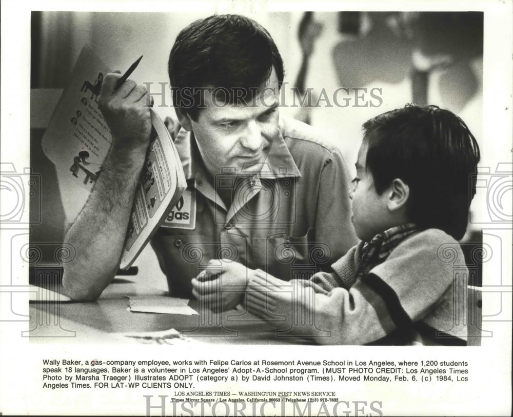 1984 Press Photo Wally Baker, Adopt-a-School volunteer, with Felipe Carlos. - Historic Images