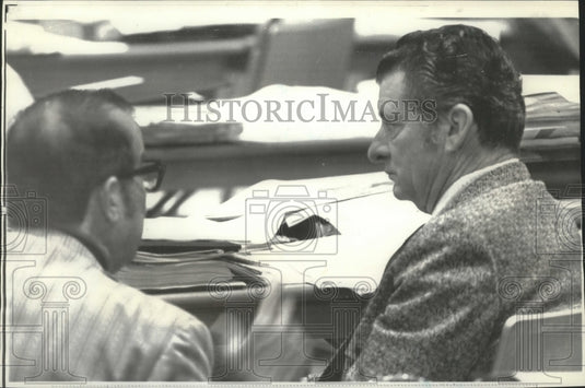 1973 Press Photo Gordon Flory Talks With Fellow Delegate Robert J. Aertker - Historic Images