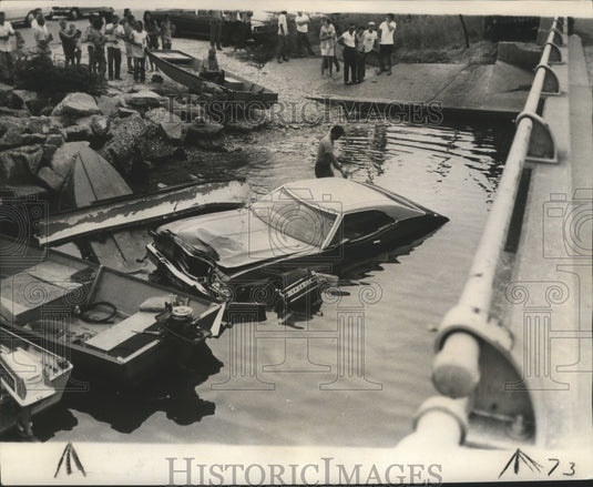 1973 Press Photo Accidents - Car of Shirley Kittchner pulled out of Pass Manchac - Historic Images