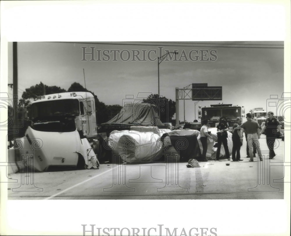 1995 Accidents - Police and rescue at the scene of 18 wheeler wreck. - Historic Images