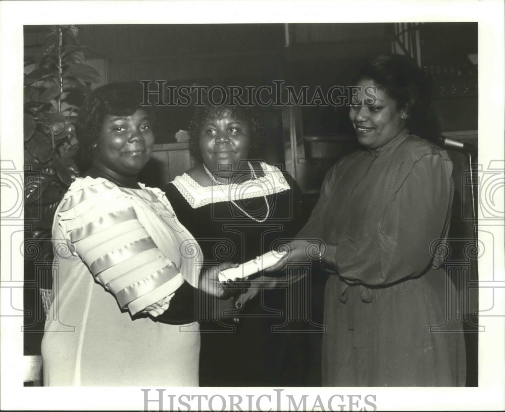 1984 Press Photo Sharon Everett Receives a Certificate for Completing Program - Historic Images