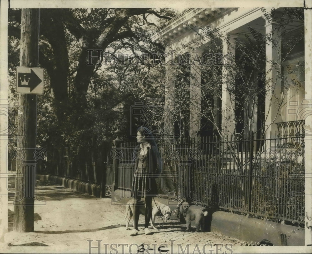 1972 Press Photo Arrow With Crown Points to the Adams-Jones House in New Orleans - Historic Images