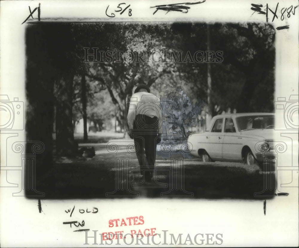 1976 Press Photo Elderly Gentleman Carries His Walker Rather Than Using it - Historic Images