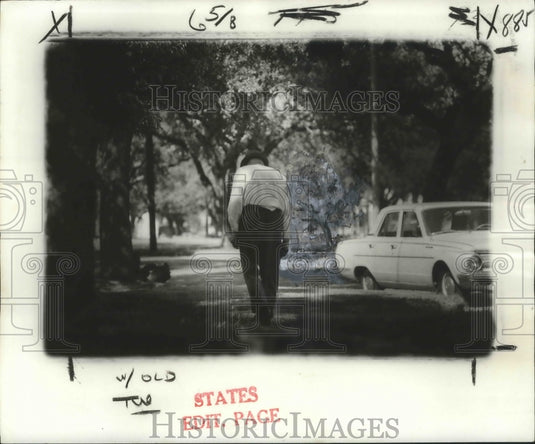 1976 Press Photo Elderly Gentleman Carries His Walker Rather Than Using it - Historic Images