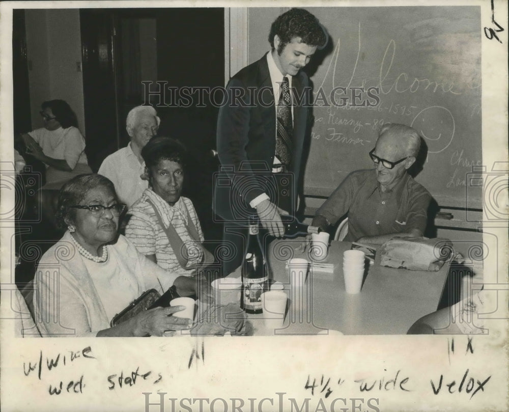 1973 Press Photo Liquor company salesman Mike Bonfanti serves a wine sample - Historic Images