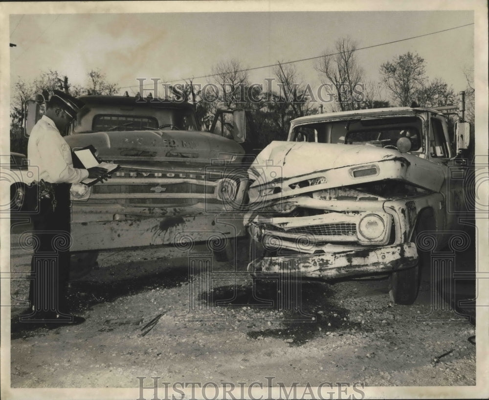 1972 Press Photo New Orleans - Sgt. Bernard Francois 7th District at Car Wreck - Historic Images