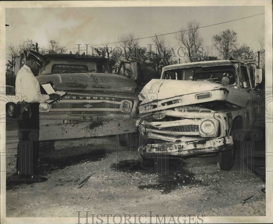 1972 Press Photo New Orleans - Sgt. Bernard Francois 7th District at Car Wreck - Historic Images