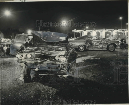 1971 Press Photo Accidents-Autos await wreckers at scene of fatal accident. - Historic Images