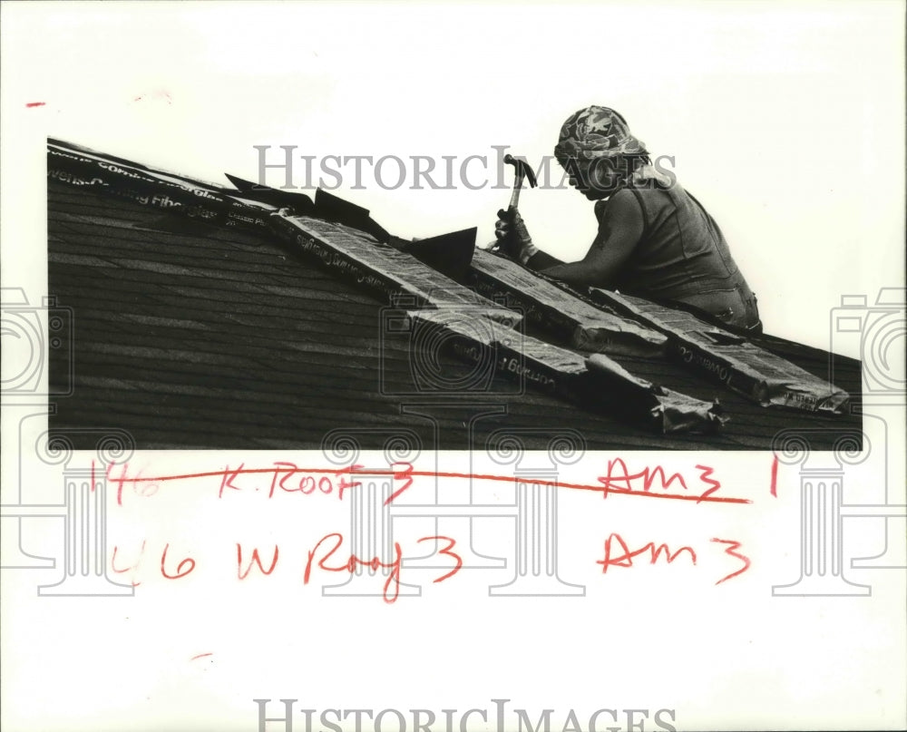 1986 Press Photo Construction-Lloyd Addison, roofer, Dixie General Contractors. - Historic Images