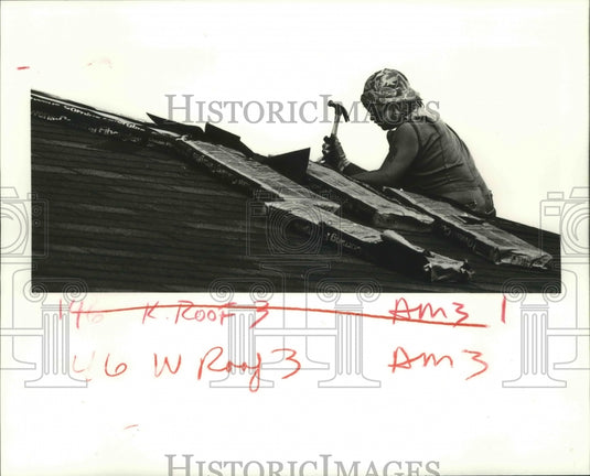 1986 Press Photo Construction-Lloyd Addison, roofer, Dixie General Contractors. - Historic Images