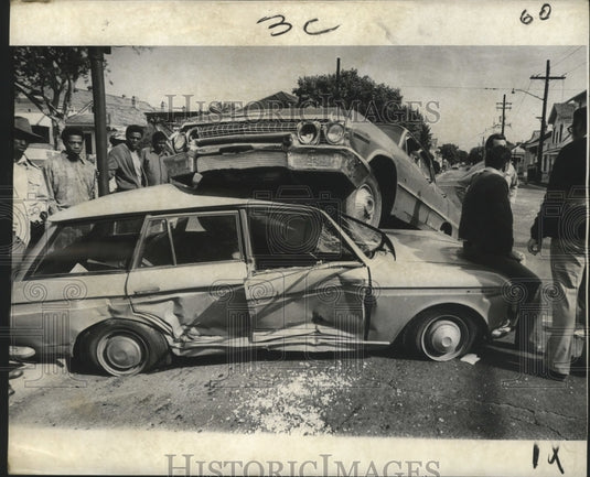 1972 Press Photo Accidents- C.L. Petrich sits on hood of mangled station wagon. - Historic Images