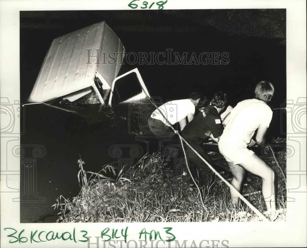 1986 New Orleans - Rescuers Get William Scurich&#39;;s Van From Water - Historic Images