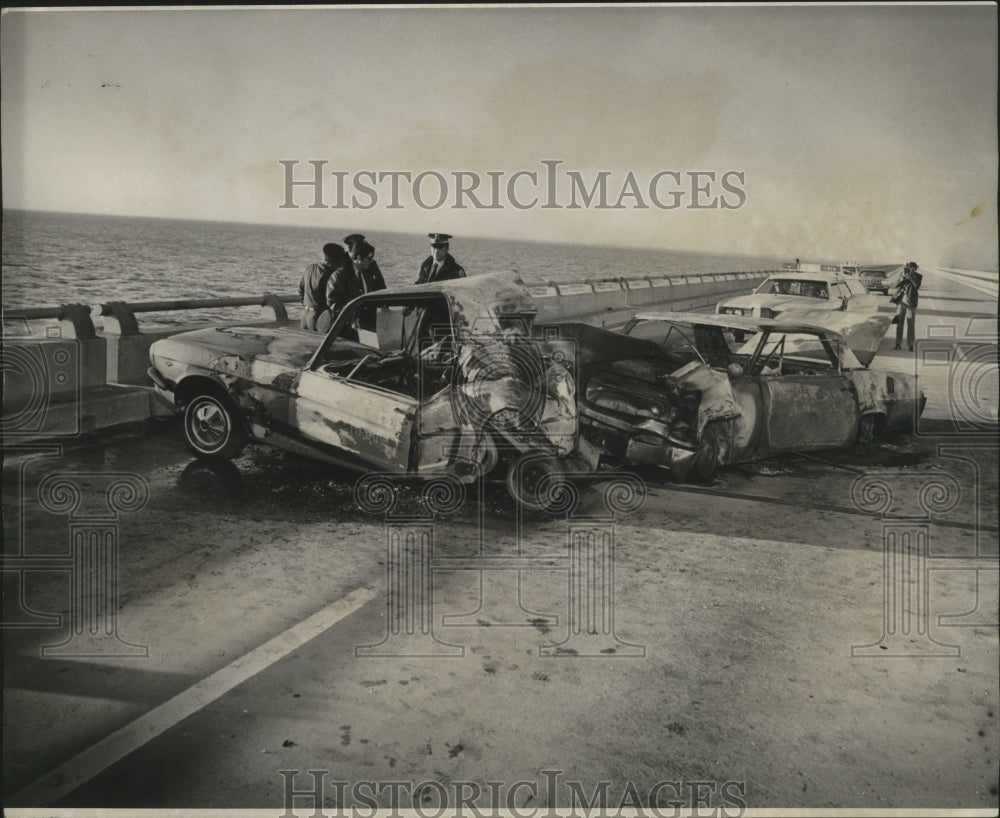 1971 Press Photo Accidents- Mother, Daughter perish inside flaming automobile. - Historic Images