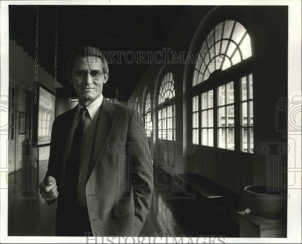 1986 Press Photo Dr. Rollie Adams, New Director of Pysbytere Museum - noa09333 - Historic Images