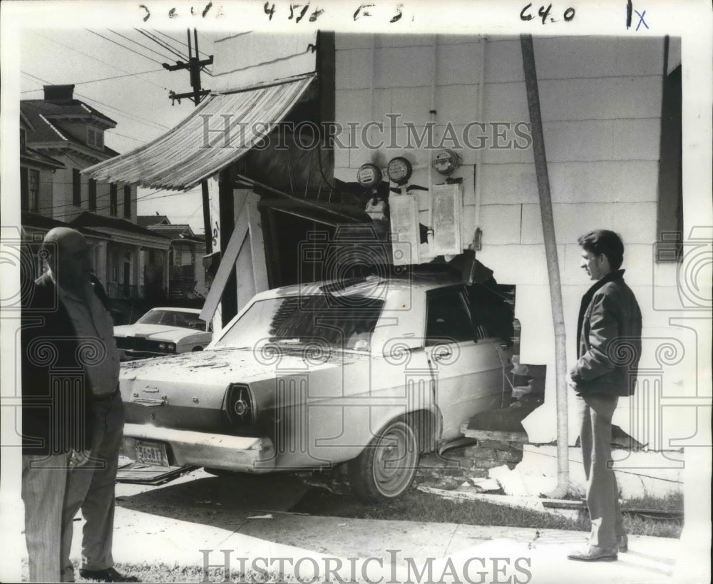 1974 Press Photo Accidents- A 67 yr. old man was watching tv and a car smashed i - Historic Images