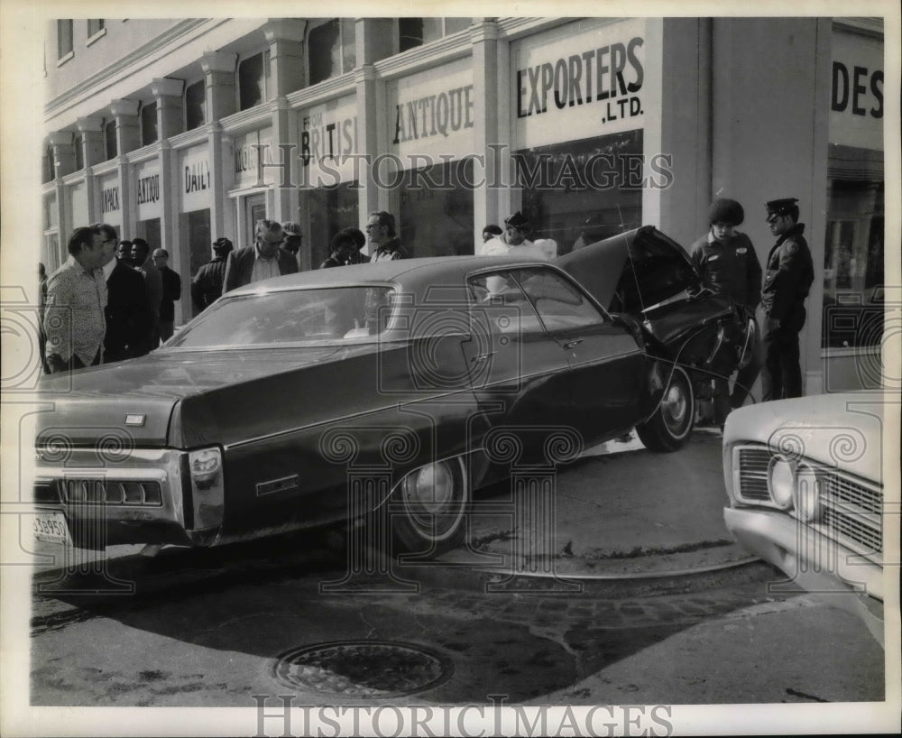 1972 Press Photo Accidents- Car wreck at Girod and Magazine. - noa09422 - Historic Images